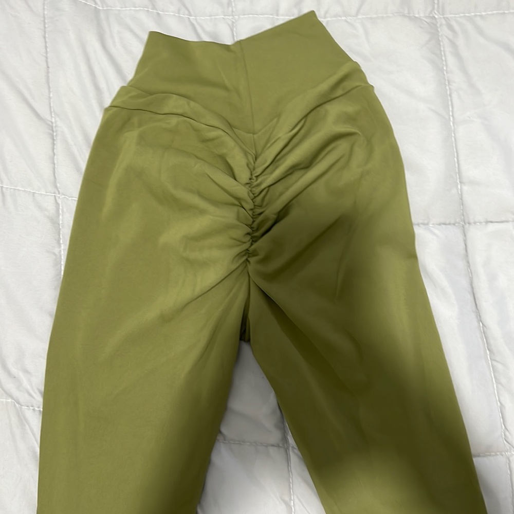 CLS Sportswear Scrunch Butt Leggings